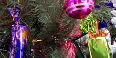 Онкобольных детей в Днепре поздравляли Дед Мороз и Снегурочка: видео