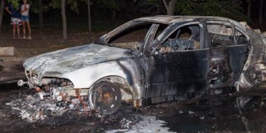 В одном из днепровских дворов сожгли бесхозный BMW