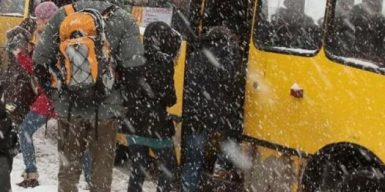 В Днепре снегопады нарушили движение транспорта