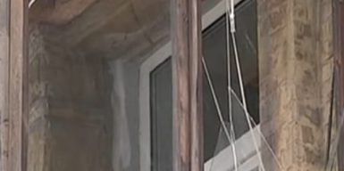 В Днепре огромная сосулька разбила стекло на балконе трехэтажного дома