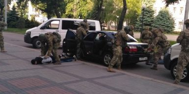 В Днепре спецназ захватывал террористов под зданием ОГА: фото, видео