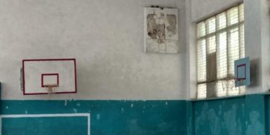 Голые стены, вода и сырость: днепряне просят отремонтировать спортзал в одной из школ