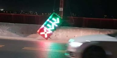 В Днепре на Новом мосту упали светофор и столб: фото