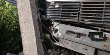 В Днепре водитель уснул за рулем и разбил грузовик об столб