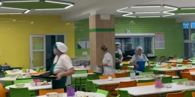 Яркий интерьер и качественная сантехника: в днепровской школе обновили столовую и туалеты (видео)