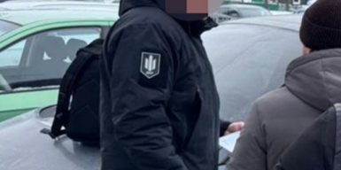 $4 тисячі у пляшці: посадовець вимагав гроші за переведення до небойового підрозділу