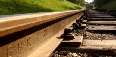 Залізничника, який намагався пустити «під укіс» потяг на Дніпропетровщині, відправили за ґрати на 15 років