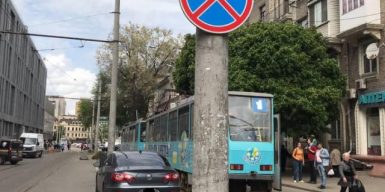 Днепровские автохамы снова останавливают трамваи: фото