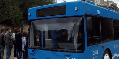 Как выглядит первый низкопольный украинский троллейбус в Днепре: видео