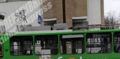 В центре Днепра троллейбус столкнулся с легковушкой: фото