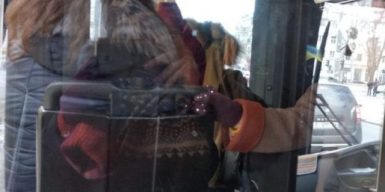 В Днепре разъяренный кондуктор не выпускала детей из троллейбуса