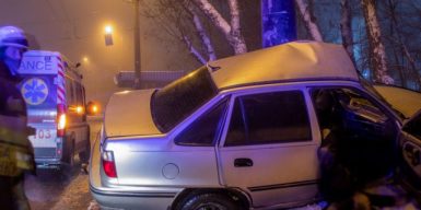В Днепре автомобиль влетел в столб — водитель погиб на месте