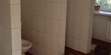 Кабинки без дверей: в Днепре появилась петиция о школьных туалетах