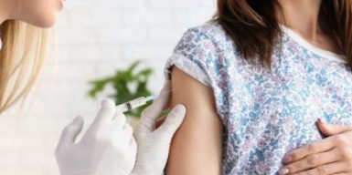 Минздрав: вакцинация беременных против COVID-19 – безопасна