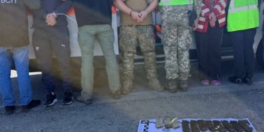 На Закарпатті двоє дезертирів ховалися у «швидкій» під ковдрою: в авто знайшли автомат і гранати