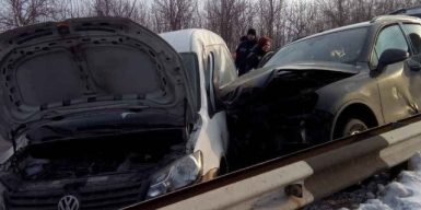 На трассе Днепр-Запорожье пострадавшего в ДТП вырезали из авто: фото