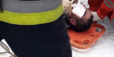 Спасатели Днепра доставали из люка мужчину без сознания: фото