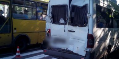 Троллейбус без тормозов протаранил маршрутку: пострадали 6 человек (фото)