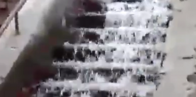 В Днепре водопад из канализации заливает спальный район: видео