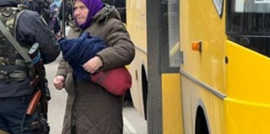 «Был край, у нас домов не осталось», — днепровские волонтеры эвакуируют людей из Донецкой области (видео)