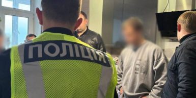 У Києві затримали псевдоспівробітників СБУ, які ошукали пенсіонерку на 28 тисяч доларів